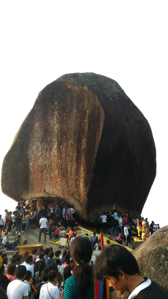 เหล่าพุทธศาสนิกชนหลั่งไหลขึ้นมาสักการะรอยพระพุทธบาท