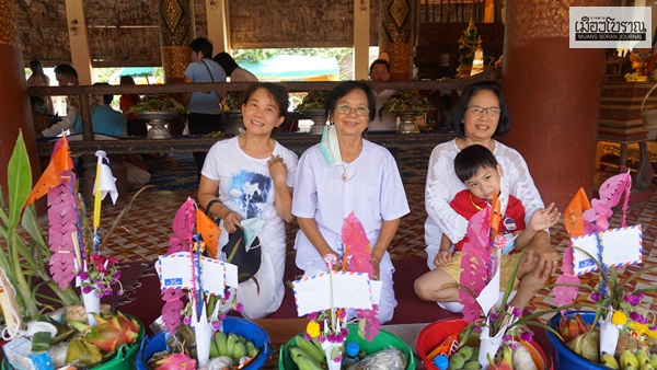 ชาวบ้านจัดเตรียมถังสังฆทาน (ก๋วย) ที่จะใช้ในการอุทิศทาน