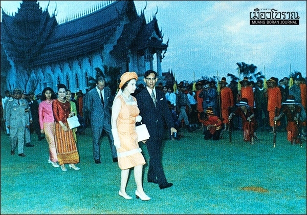 พระเจ้าอยู่หัวเสด็จเมืองโบราณ