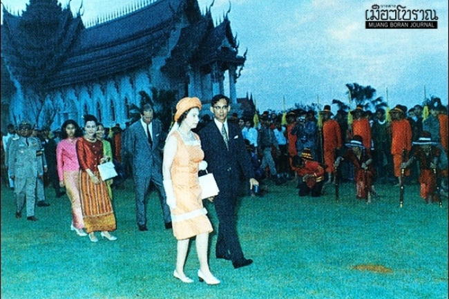 พระเจ้าอยู่หัวเสด็จเมืองโบราณ